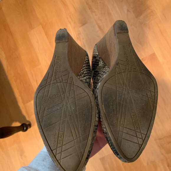 Kenneth Cole reaction snakeskin wedge heel - Picture 3 of 3